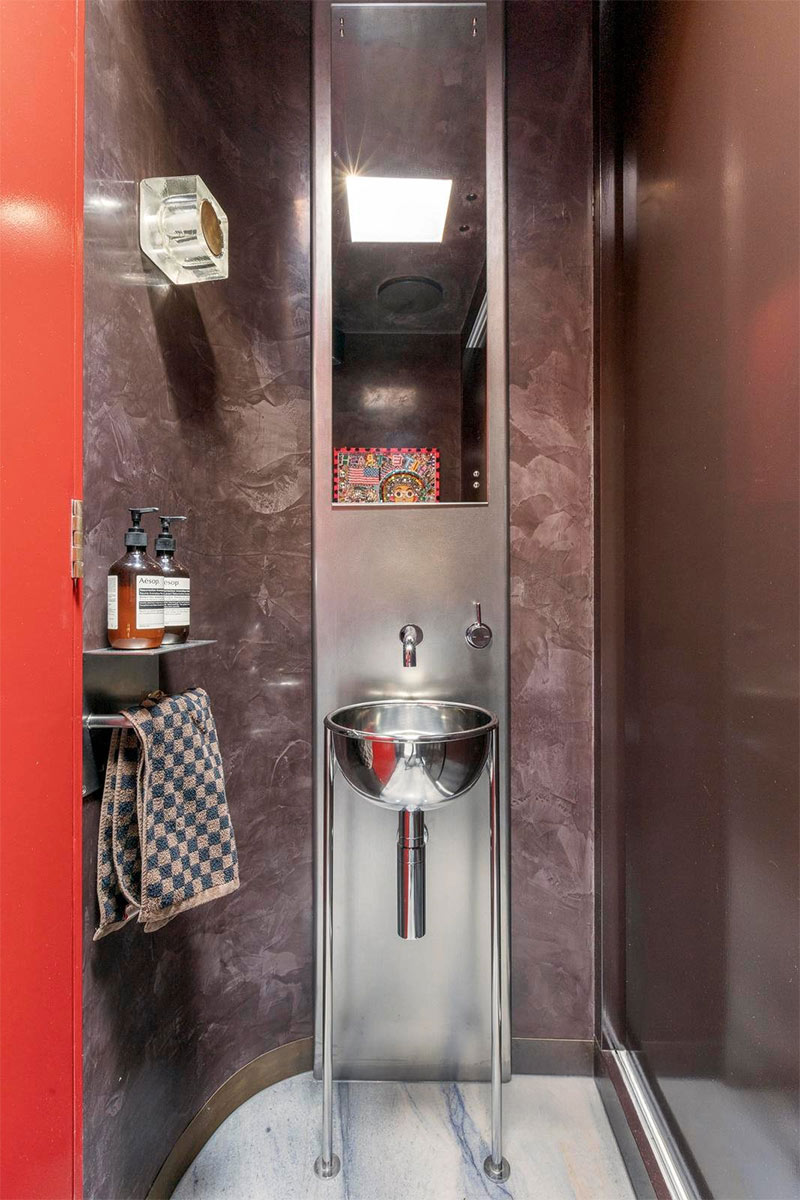 Salle d'eau chrome et effet mural de peinture essuyée Salle d'eau chrome et effet mural de peinture essuyée