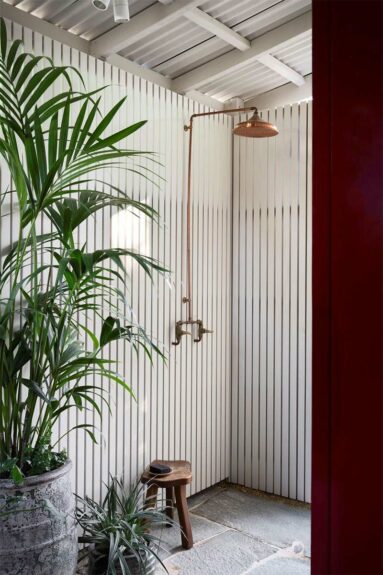 La douche extérieure La douche extérieure