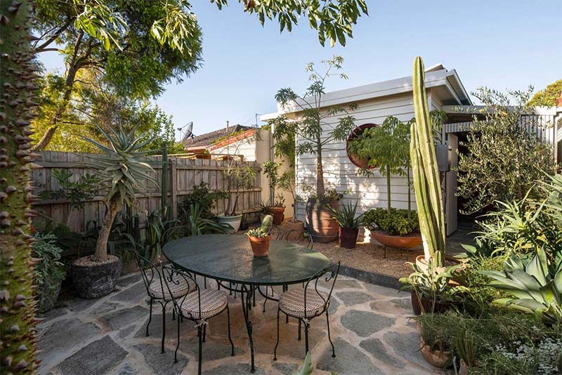 Vu sur l'espace extérieur pavé et l'arrière de la maison Vu sur l'espace extérieur pavé et l'arrière de la maison