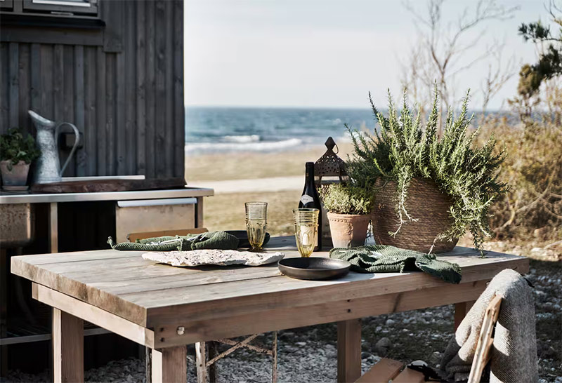 La table installée devant la cabane pour profiter de la nature environnante