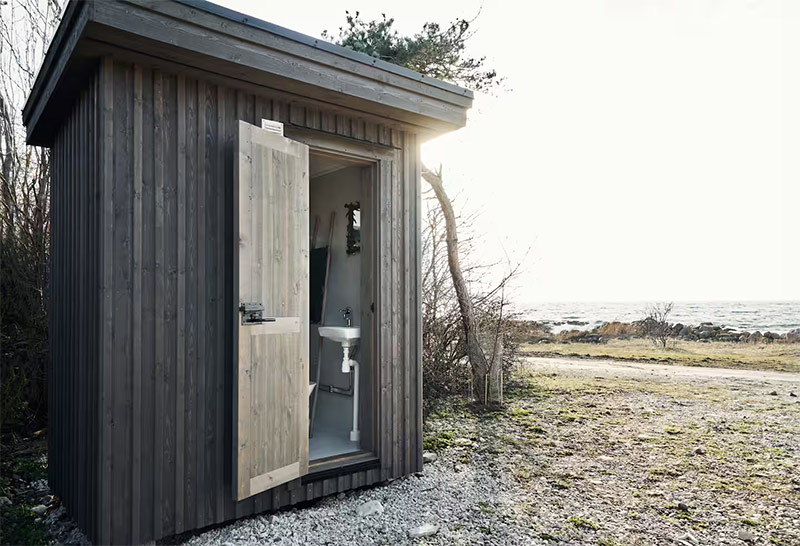 La deuxième cabane accueillant les sanitaires