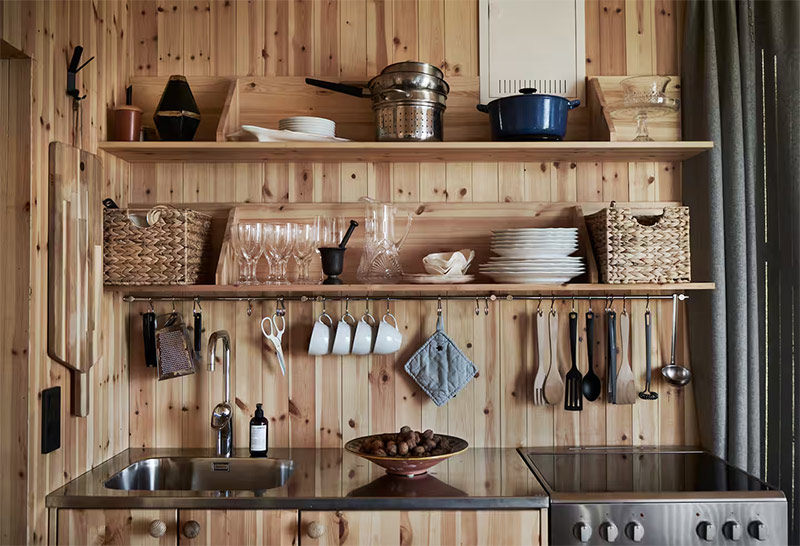 La kitchenette en bois, qui contient tout en un minimum de place