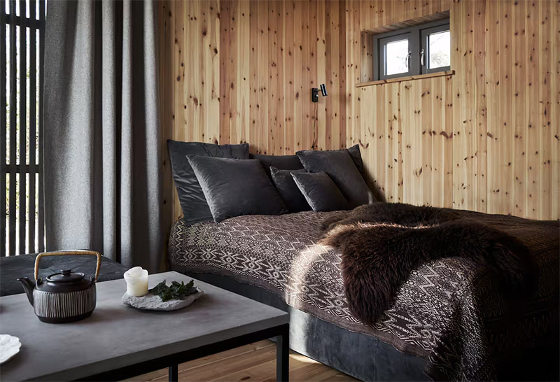 L'intérieur de la cabane et son lit, dans un style japandi