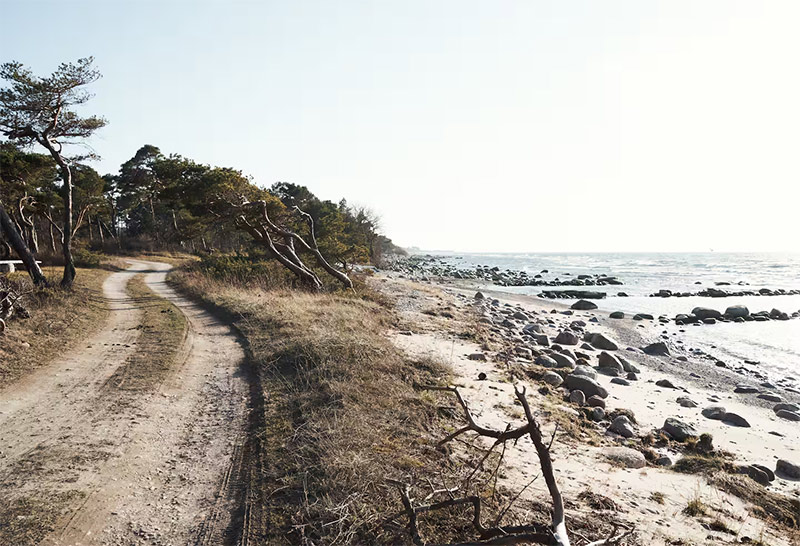 Le bord de plage à Väskinde, sur l'île de Gotland en Suède