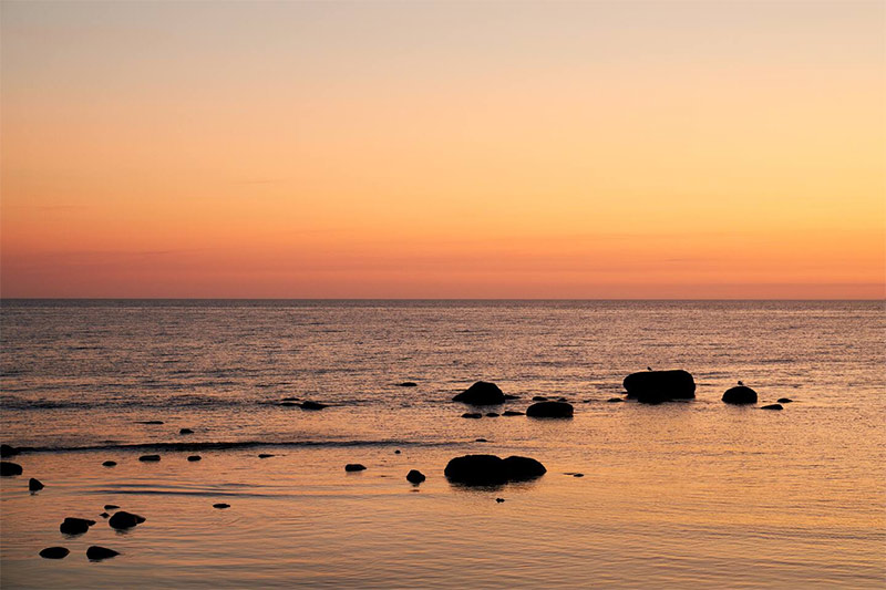 Coucher de soleil sur La plage à Väskinde, sur l'île de Gotland en Suède