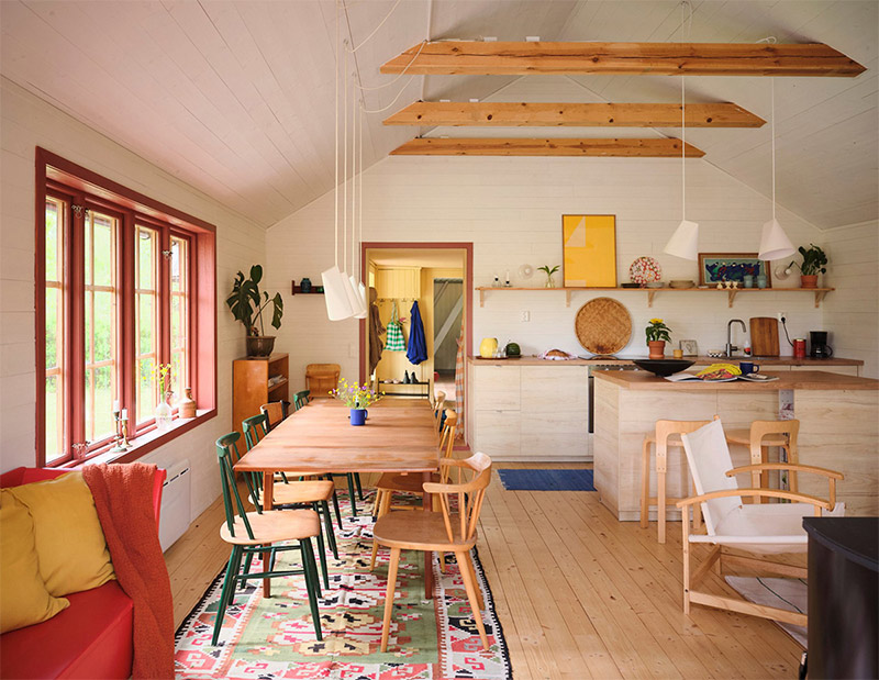 La grande pièce à vivre à la palette de matériaux "bois" et aplats colorés La grande pièce à vivre à la palette de matériaux "bois" et aplats colorés