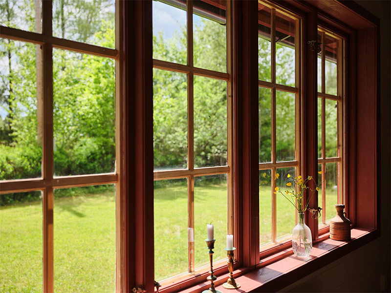 Grande fenêtre à plusieurs battants donnant sur le jardin Grande fenêtre à plusieurs battants donnant sur le jardin