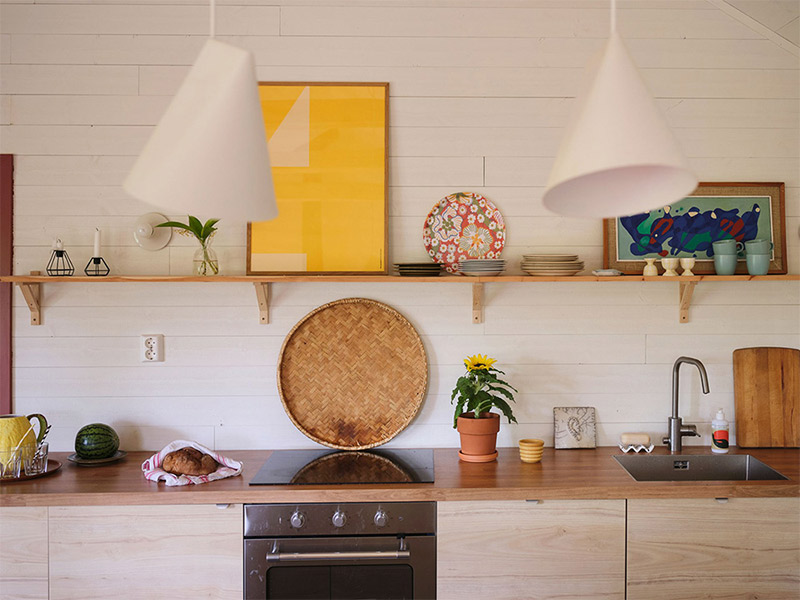 La cuisine avec ses étagères murales, accueillant de la petite déco La cuisine avec ses étagères murales, accueillant de la petite déco