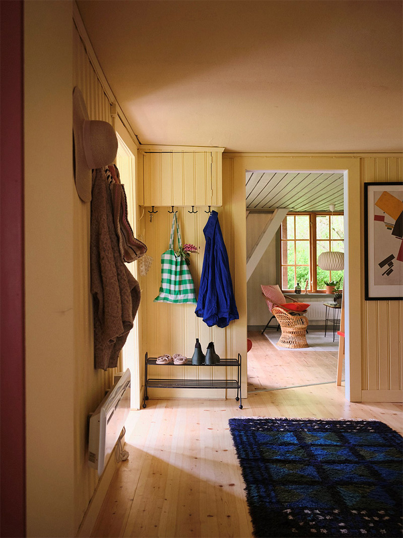 Le hall d'accueil de la maison jaune beurre et ses zones de rangement Le hall d'accueil de la maison jaune beurre et ses zones de rangement