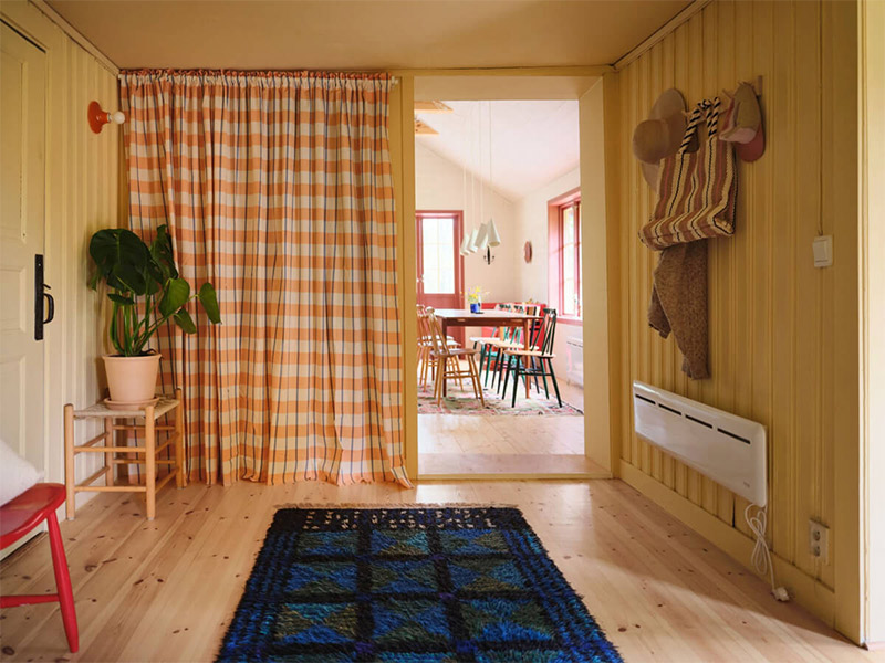 Le hall d'accueil de la maison jaune beurre et ses zones de rangement Le hall d'accueil de la maison jaune beurre et ses zones de rangement