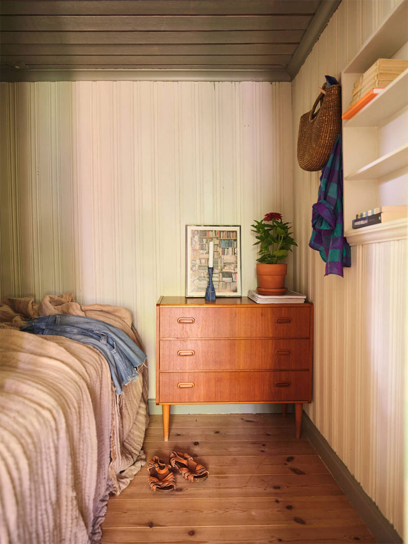 Chambre au rez-de-chaussée avec du lambris peint en gris vert Chambre au rez-de-chaussée avec du lambris peint en gris vert