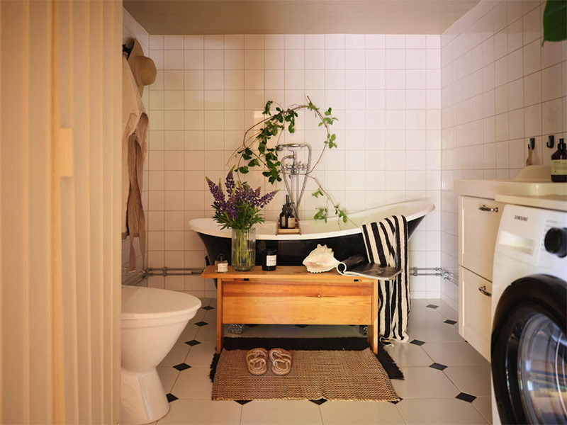 La salle de bains classique en noir et blanc aves sa baignoire sur pied La salle de bains classique en noir et blanc aves sa baignoire sur pied