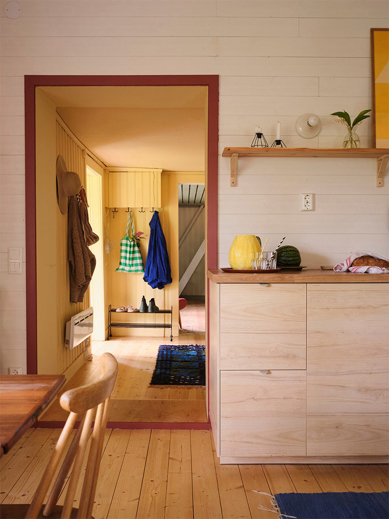 La porte ouverte vers le hall d'accueil de la maison La porte ouverte vers le hall d'accueil de la maison