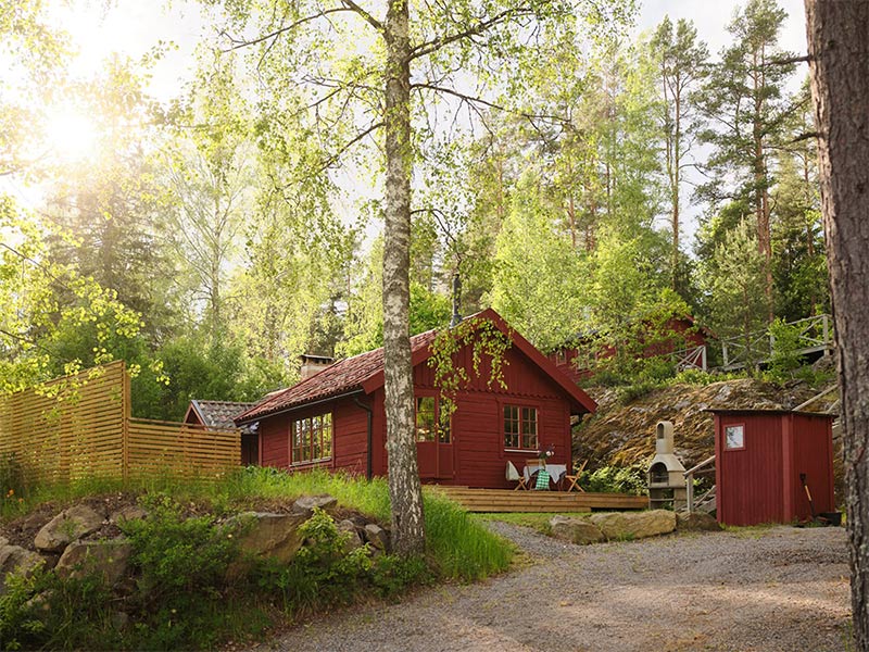 Vue extérieure de la maison au milieu des bois Vue extérieure de la maison au milieu des bois