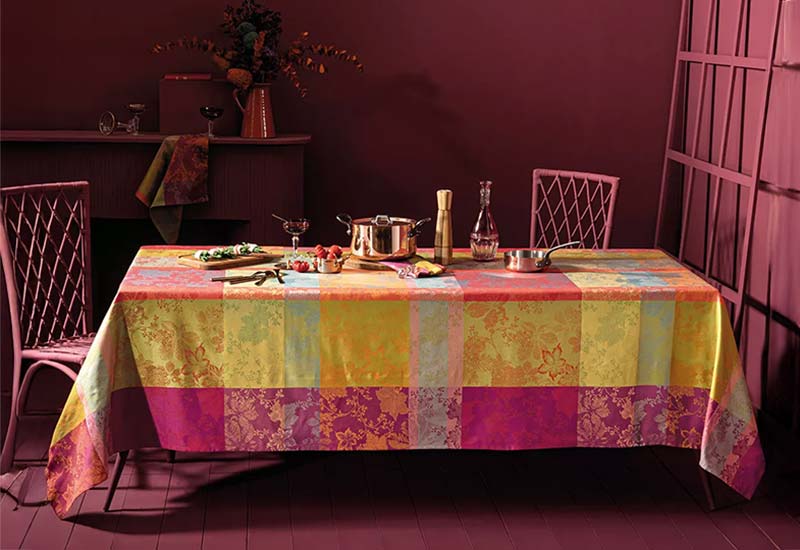 Garnier Thiebaut - Nappe jacquard pur coton, Mille sous-bois bordeaux automne Garnier Thiebaut - Nappe jacquard pur coton, Mille sous-bois bordeaux automne