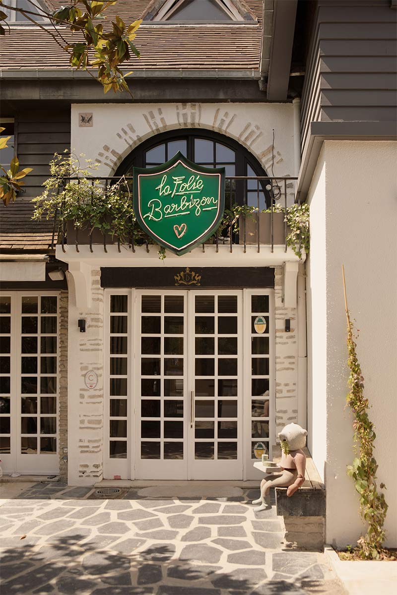 L'entrée de l'hôtel La Folie Barbizon