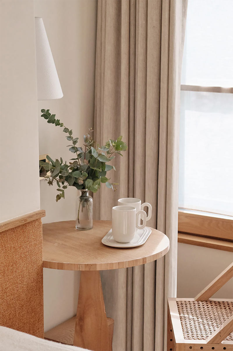 Hôtel Élysée Montmartre à Pigalle - Chambre table desserte