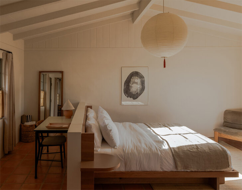 Hôtel Wren à Twentynine Palms : Une chambre au style méditerranéen épuré