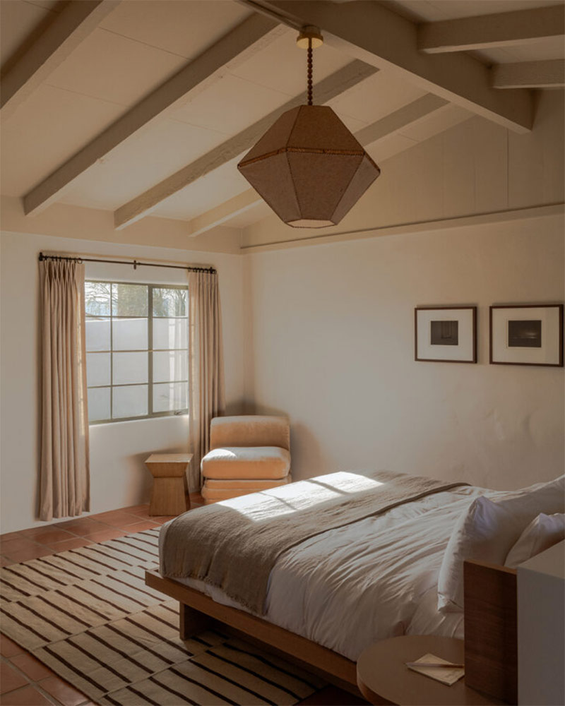 Hôtel Wren à Twentynine Palms : Une chambre au style méditerranéen épuré