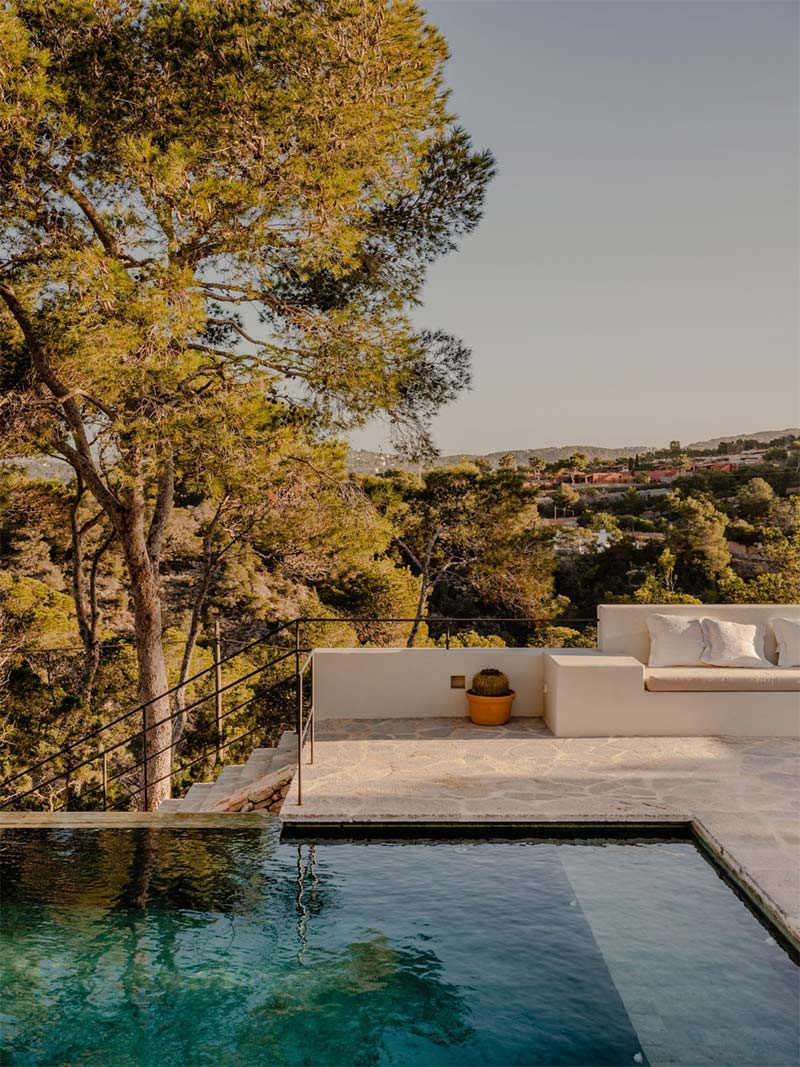 Piscine à débordement avec vue sur la mer et la garigue