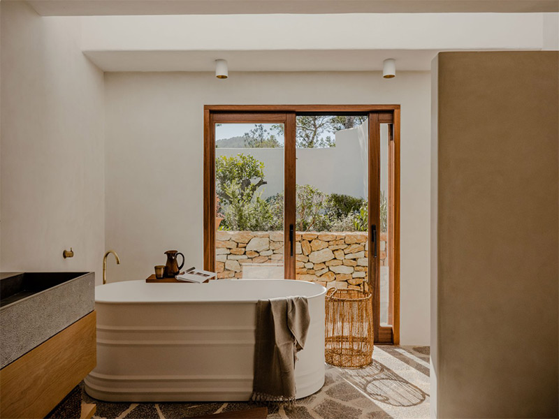 La salle de bains avec une baignoire îlot design