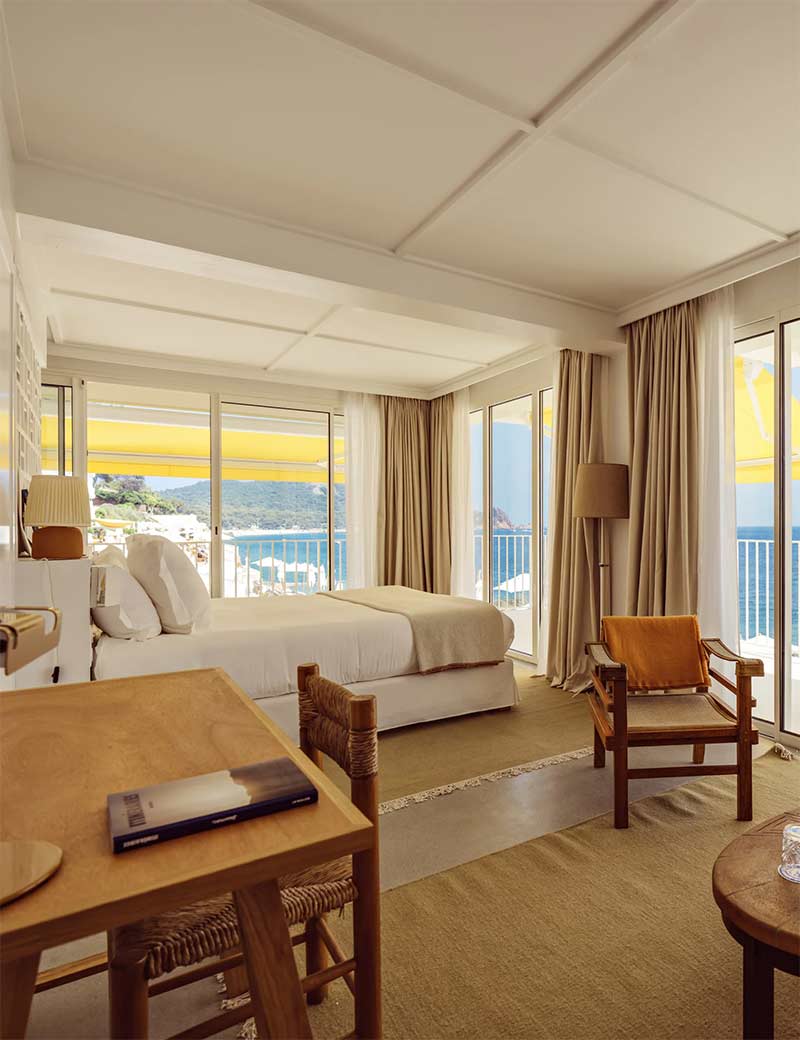 Une chambre de l'hôtel Les Roches Rouges, aménagée par le studio A.S.L