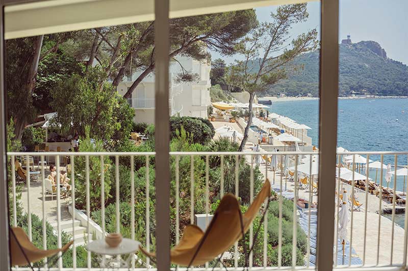 Vue d'une chambre vers la plage devant l'hôtel
