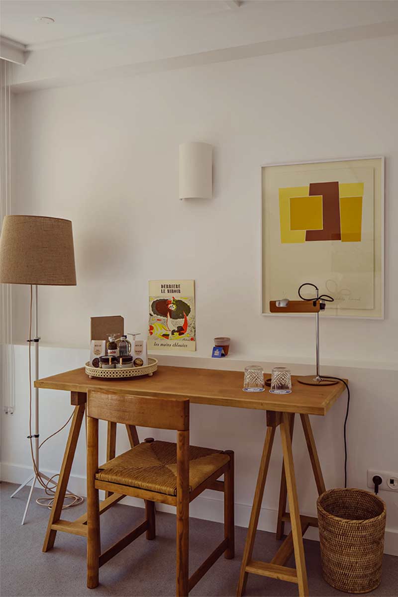 Une chambre de l'hôtel Les Roches Rouges, aménagée par le studio A.S.L avec un coin bureau chiné