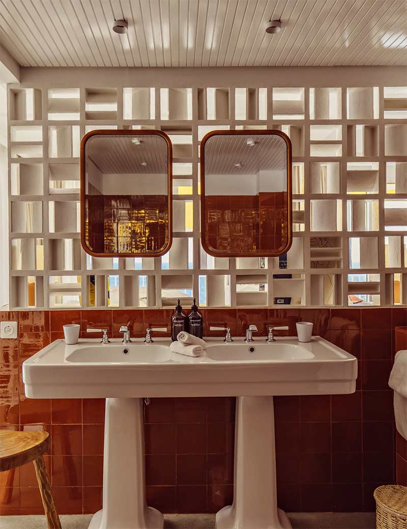 Une chambre de l'hôtel Les Roches Rouges, aménagée par le studio A.S.L