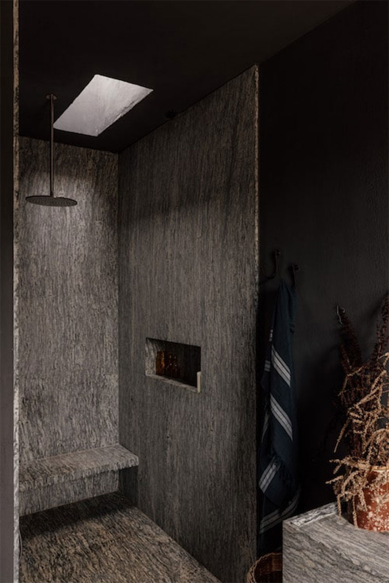 la douche en granit sur sombre pour une ambiance Wabi Sabi contemporaine