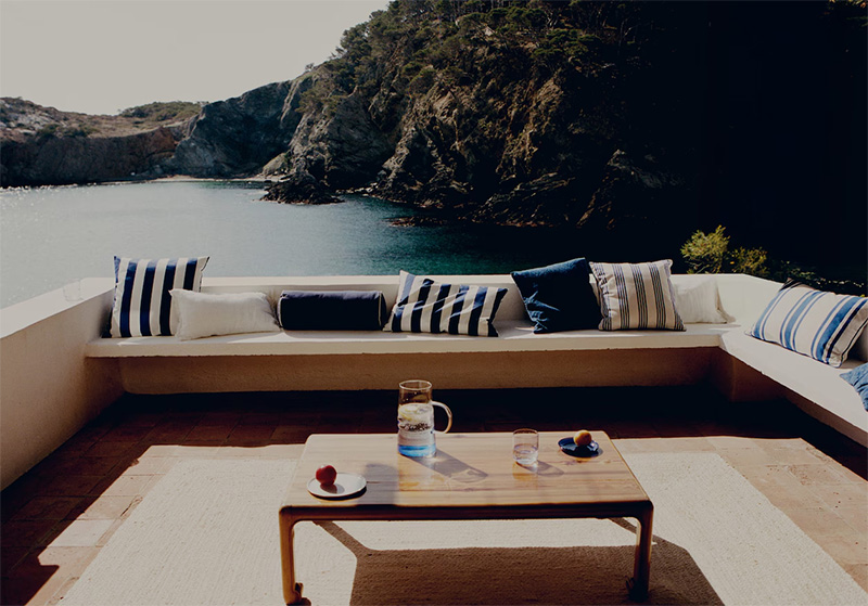 Mango Home - Catalogue été 2025 Sunlit Stories - Terrasse avec vue sur mer