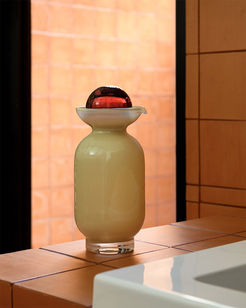 Margaux Keller - Collection Sirop d'orgeat, été 2025 - Carafe en verre soufflé bouche, Niolon