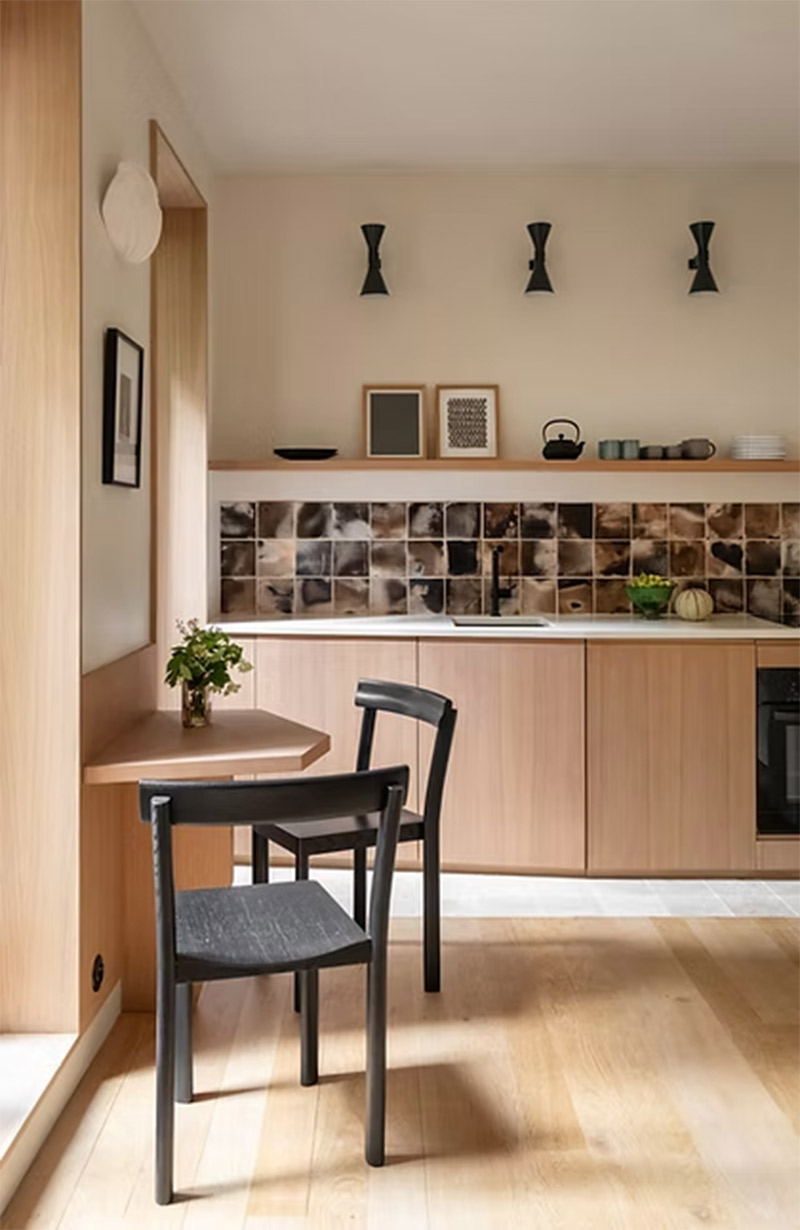 Design intérieur : Épicène Architecture - Projet : Léonard - La cuisine et ses appliques rétros Design intérieur : Épicène Architecture - Projet : Léonard - La cuisine et ses appliques rétros