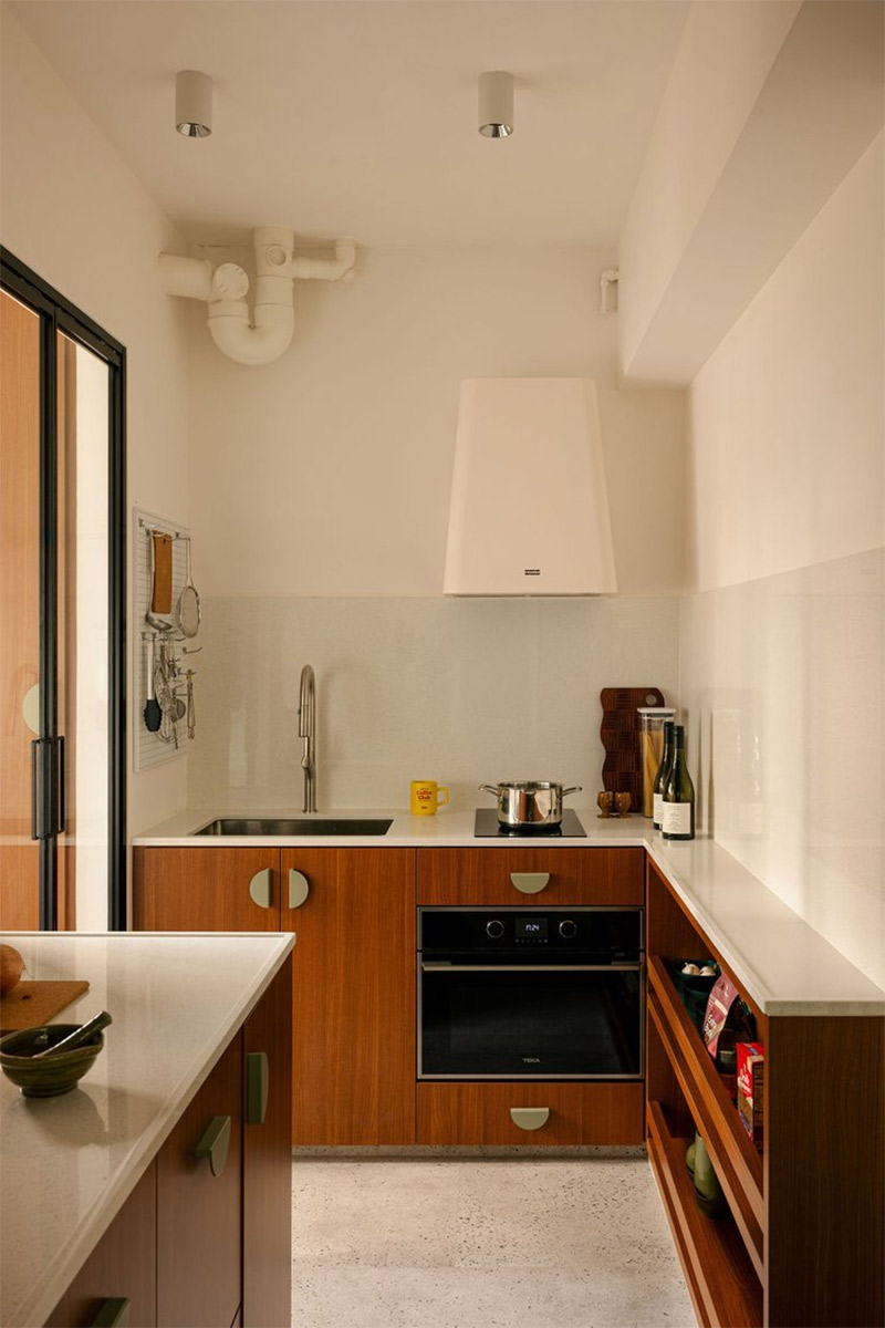 Design intérieur : Loco Division - Une cuisine moderne en bois teinté Design intérieur : Loco Division - Une cuisine moderne en bois teinté