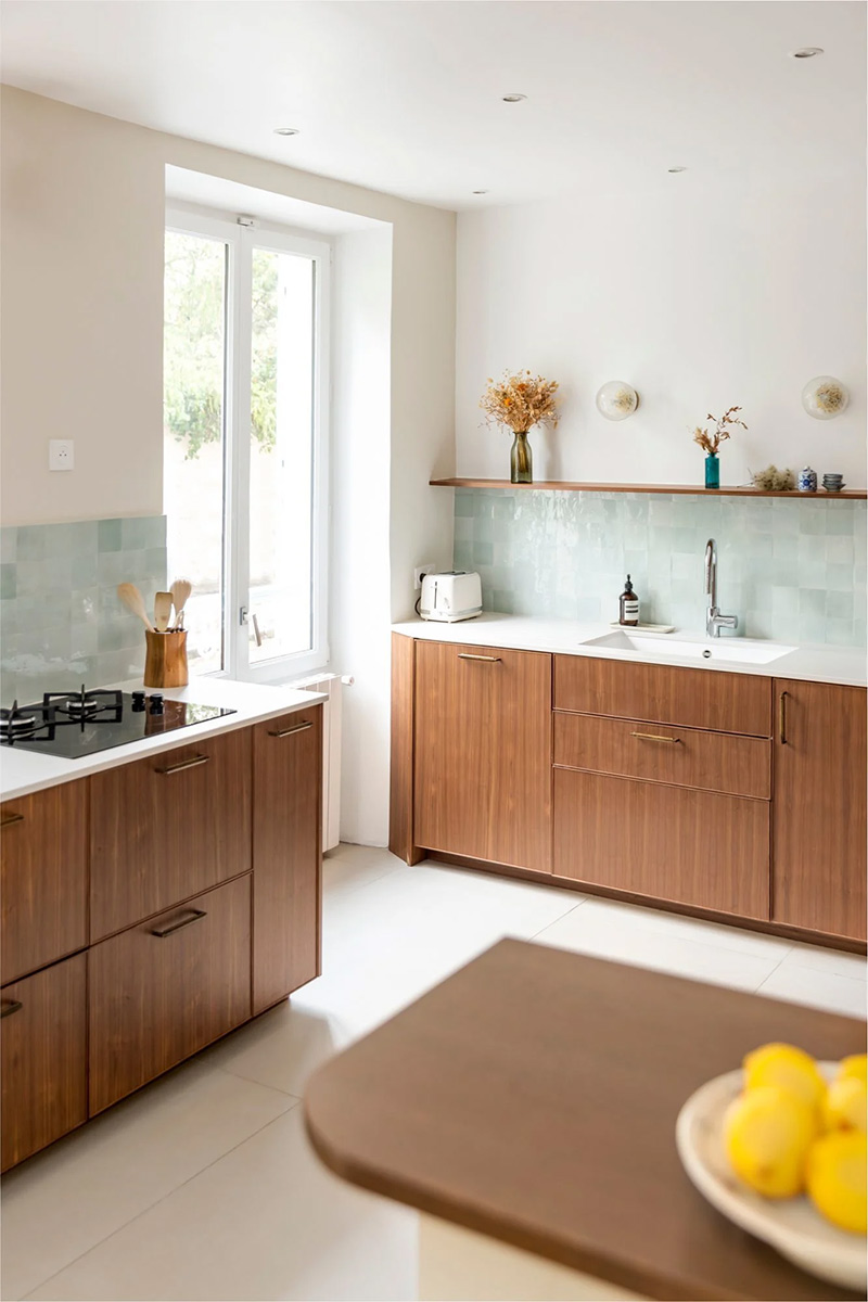 Marika Hannotin – Projet : Maison viticole à Bougival - Une cuisine en bois et zelliges verts d'eau Marika Hannotin – Projet : Maison viticole à Bougival - Une cuisine en bois et zelliges verts d'eau