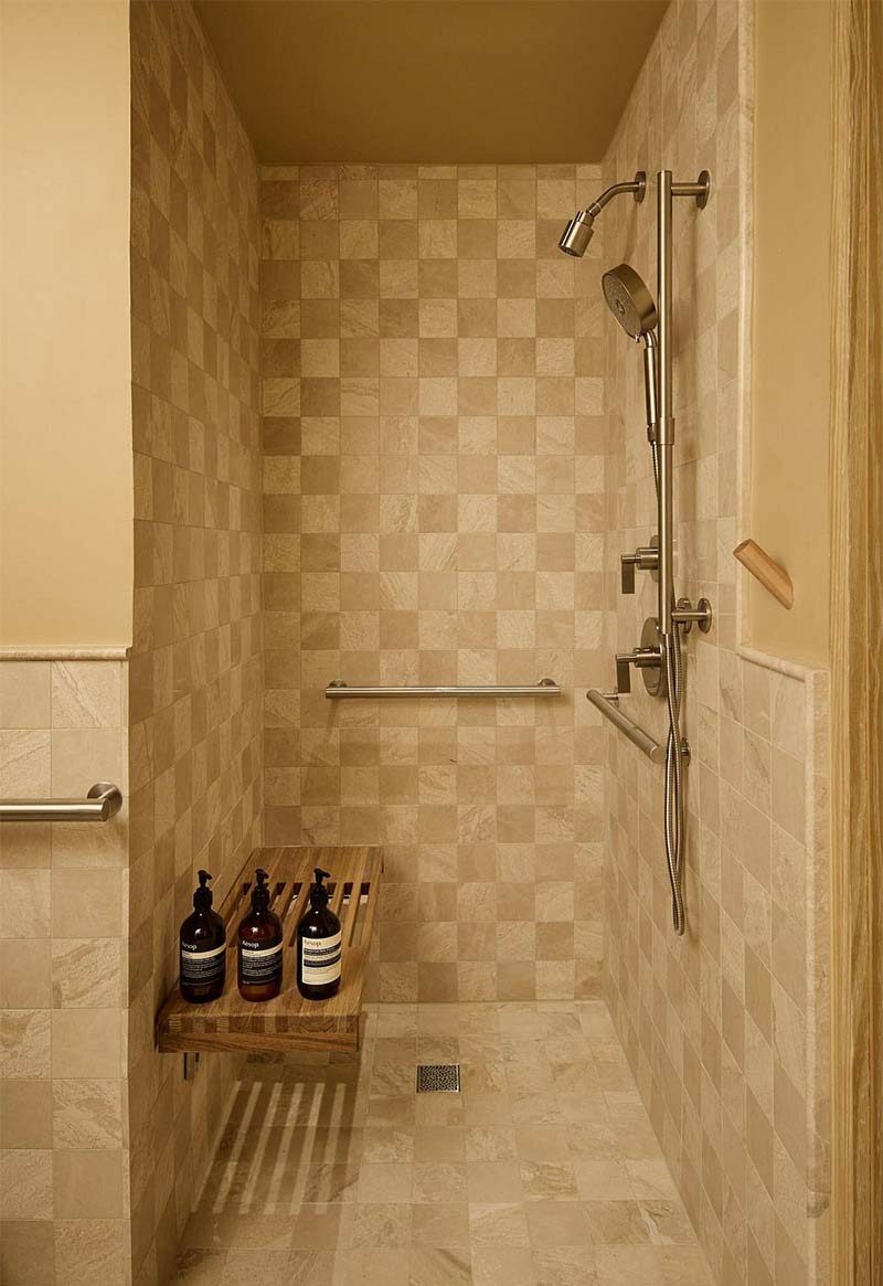 Hôtel Shelborne à Miami Beach : Douche en damier de travertin