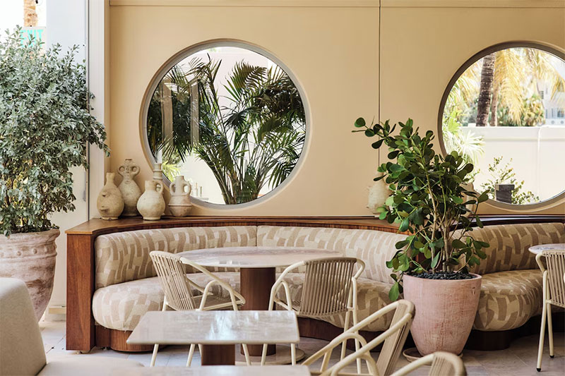 Hôtel Shelborne à Miami Beach : Le bar extérieur à la déco vintage