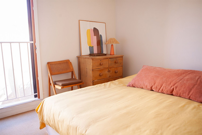 La chambre est son ligne de lit coloré