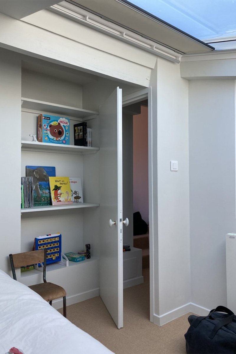 Chambre d'enfant sous les combles avec fenêtre de toit
