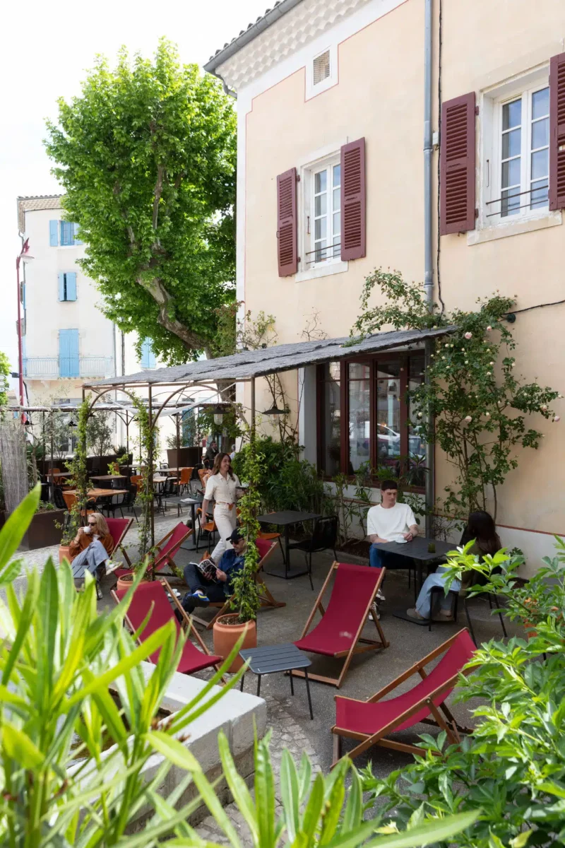 Les extérieurs, côté place