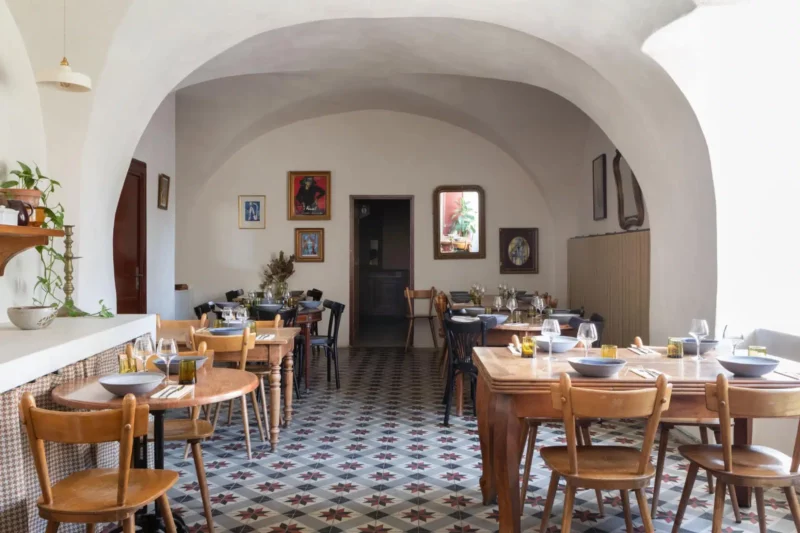 La salle de restaurant de l'hôtel Pantoufle au sol en carreaux de ciment
