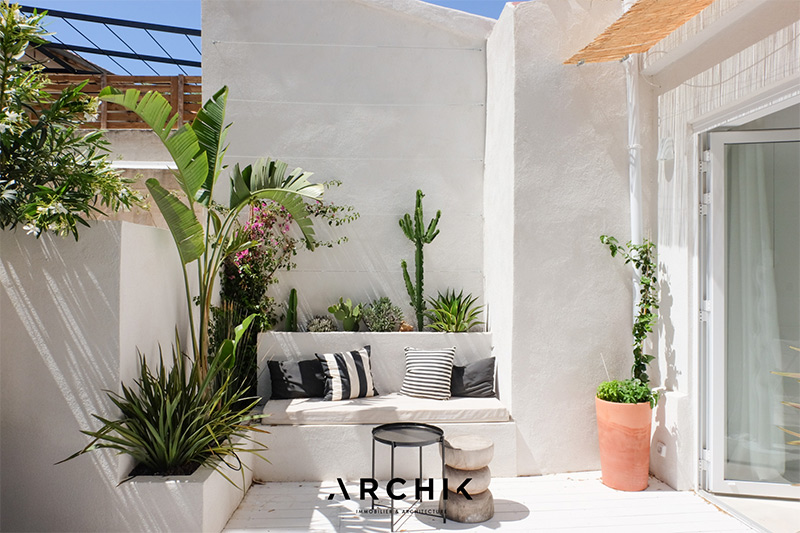 Une terrasse aménagée en rez-de-chaussée méditerranéenne