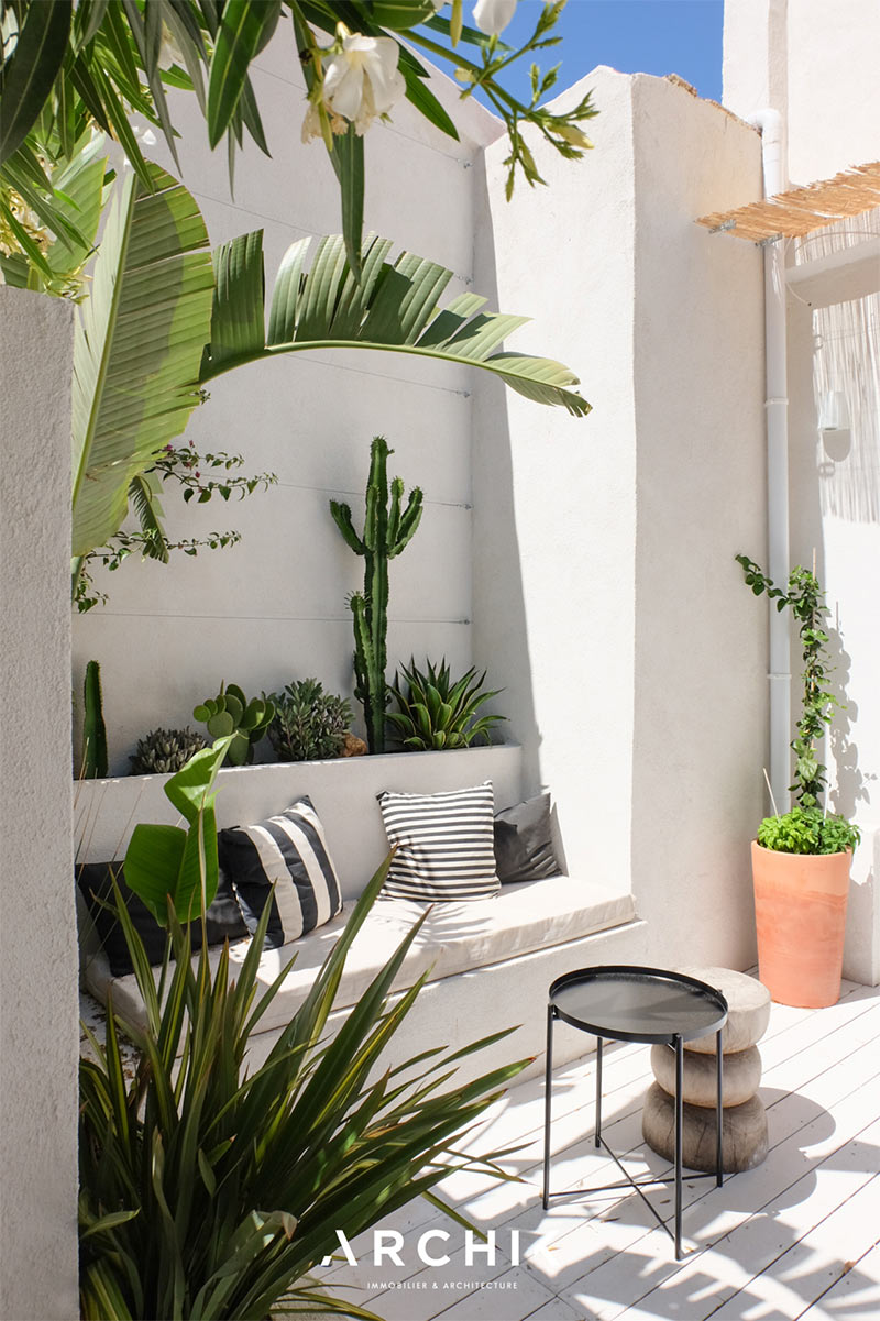 Une terrasse aménagée méditerranéenne avec une banquette maçonnée
