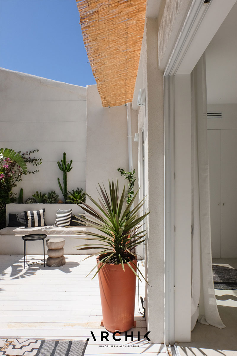 Une terrasse aménagée en rez-de-chaussée méditerranéenne