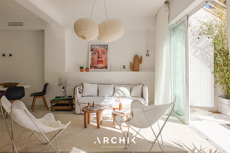 Le coin salon ouvert sur l'extérieur dans un style indoor outdoor