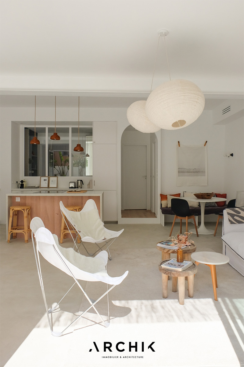 Une grande pièce à vivre au style indoor outdoor