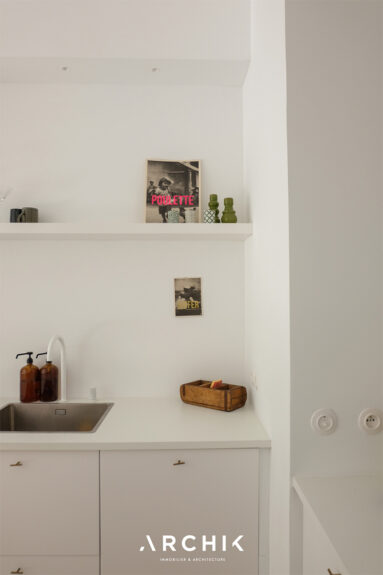L'évier de la cuisine qui se fond dans les murs blancs