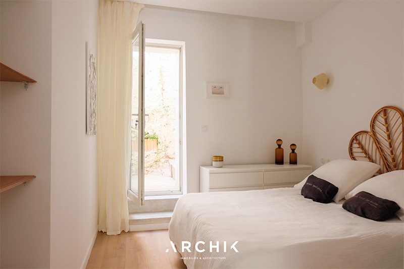 Une chambre de style minimaliste méditerranéen design