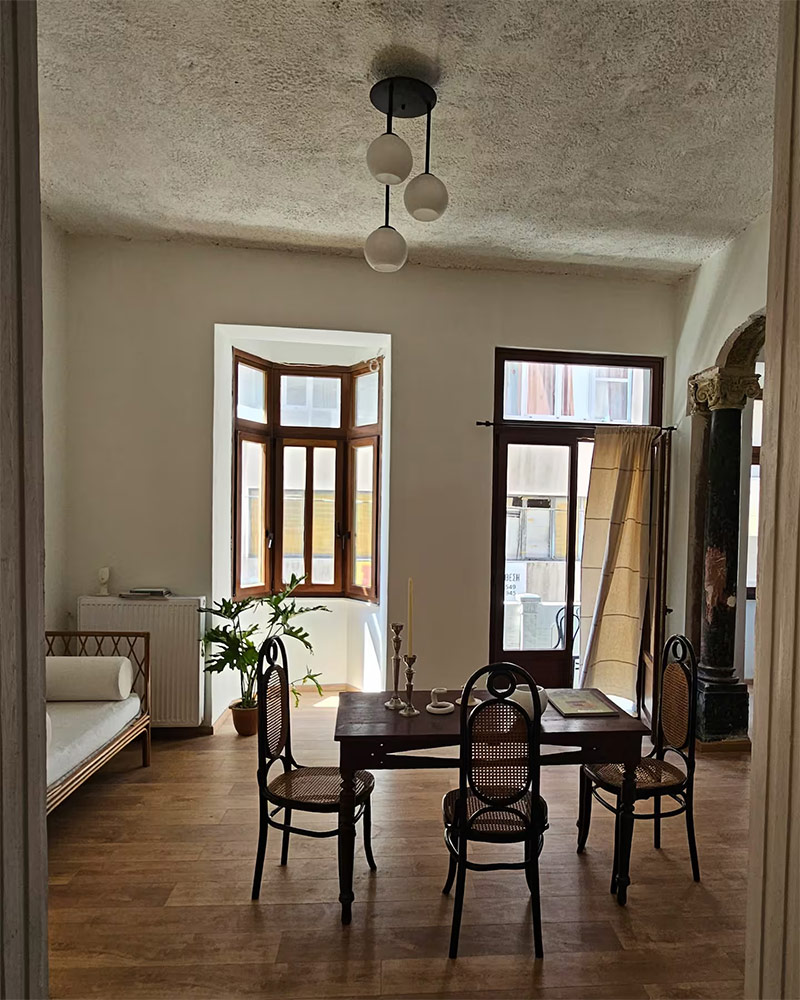La salle à manger meublées de mobilier chiné