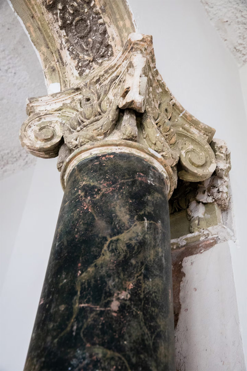 Colonne néo-classique laissée dans son jus
